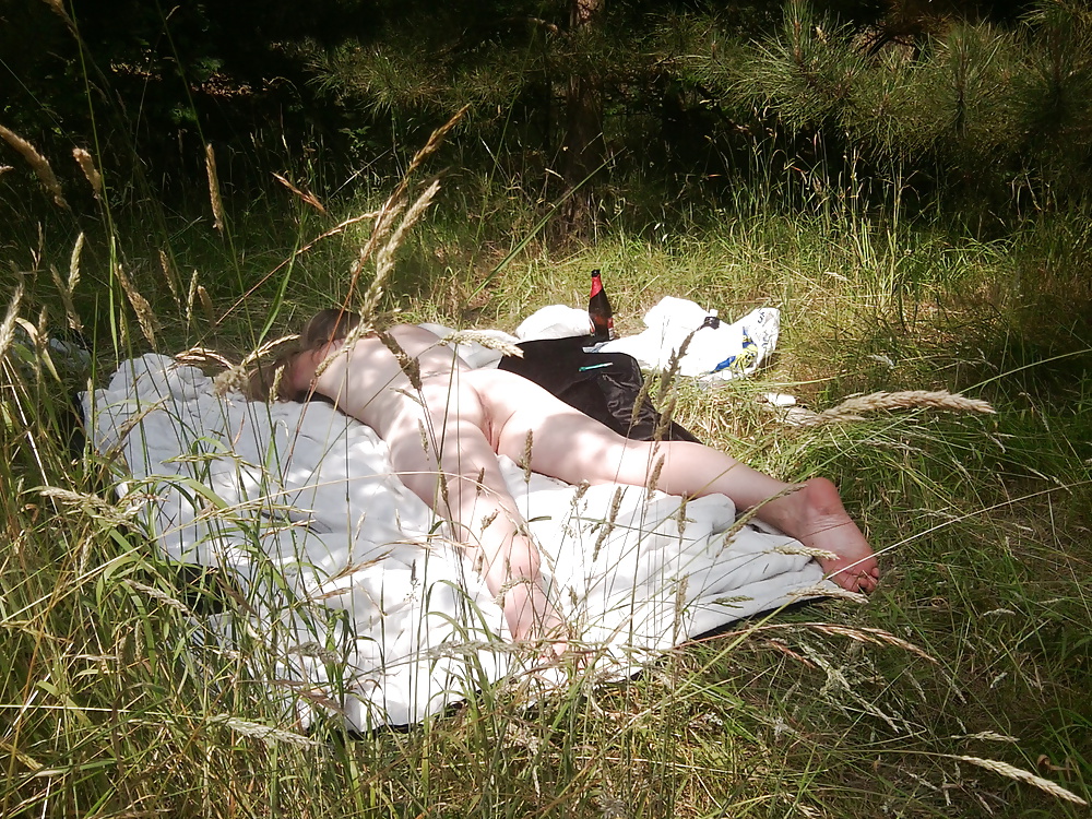 Desnudo tomando el sol en el bosque
 #41056033