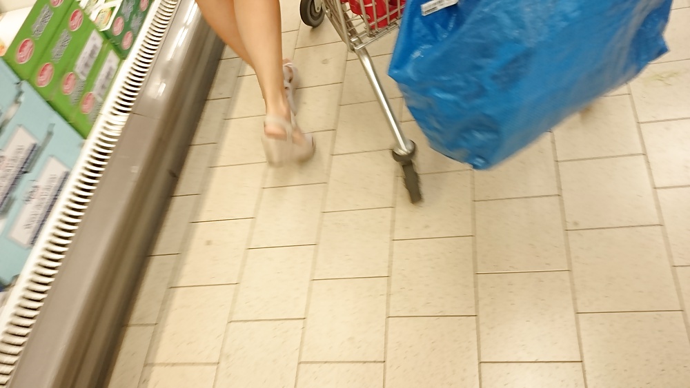Tacones cándidos pies y piernas en el supermercado
 #32752888
