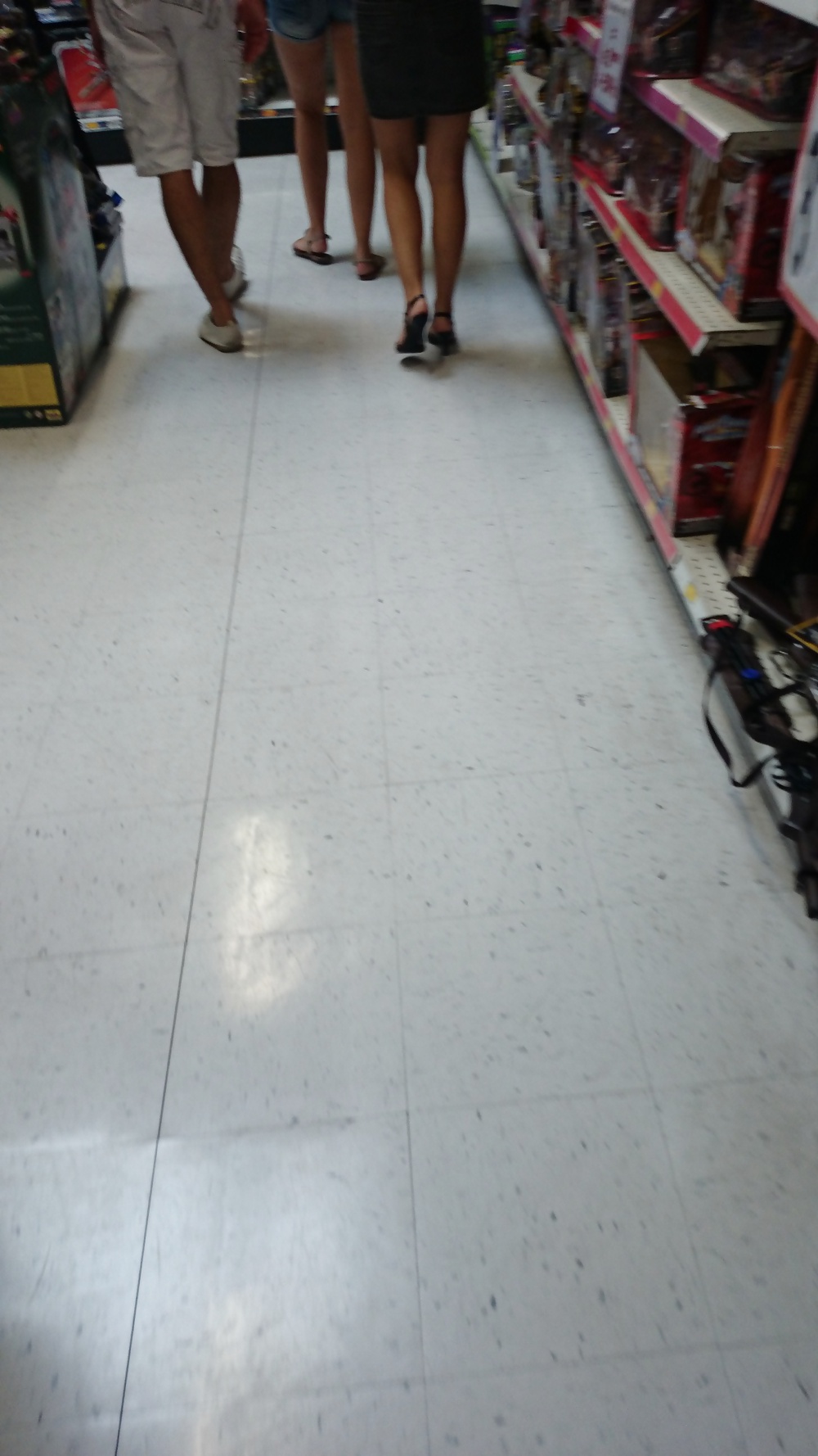 スーパーマーケットでのヒールの足と脚の撮影
 #32752905