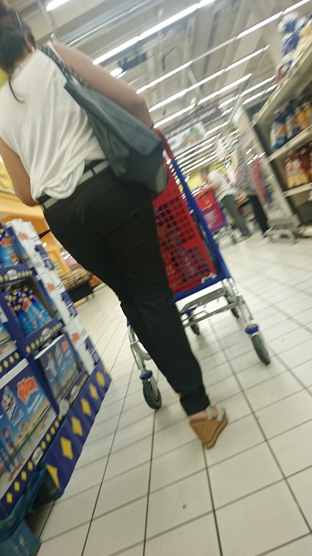 スーパーマーケットでのヒールの足と脚の撮影
 #32752956