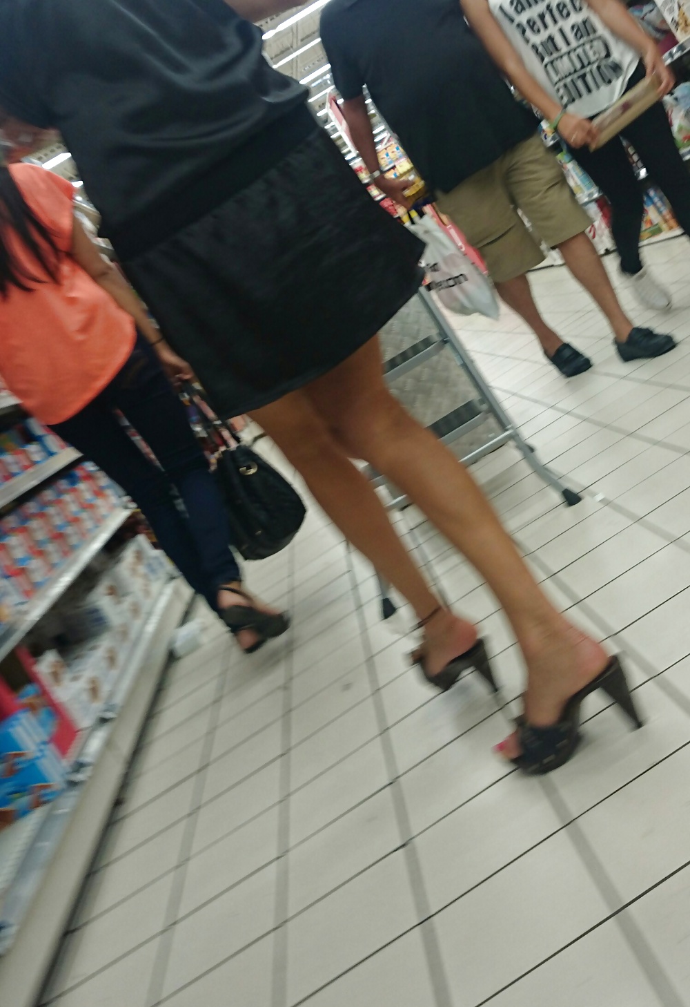 Tacones cándidos pies y piernas en el supermercado
 #32752983