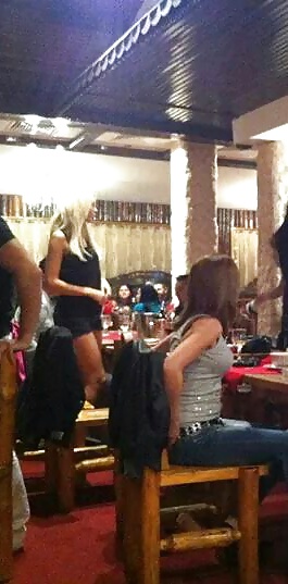 Espion Femmes Sexy Dans Le Restaurant Romanian #40875197