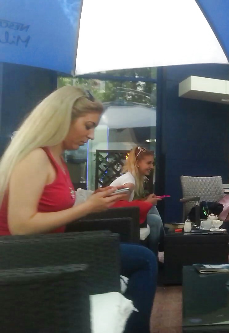 Espiar a las mujeres sexy en el restaurante rumano
 #40875229