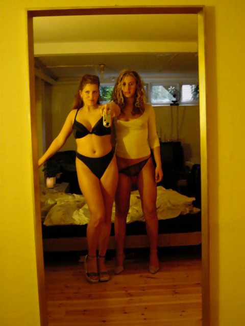 Dos amigos posando para el otro
 #30555972