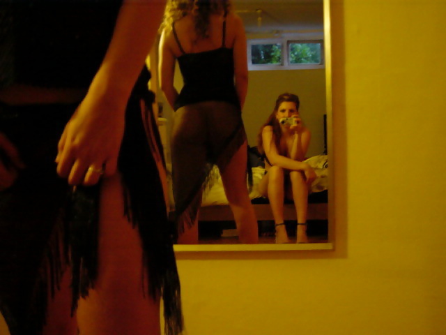 Dos amigos posando para el otro
 #30555993