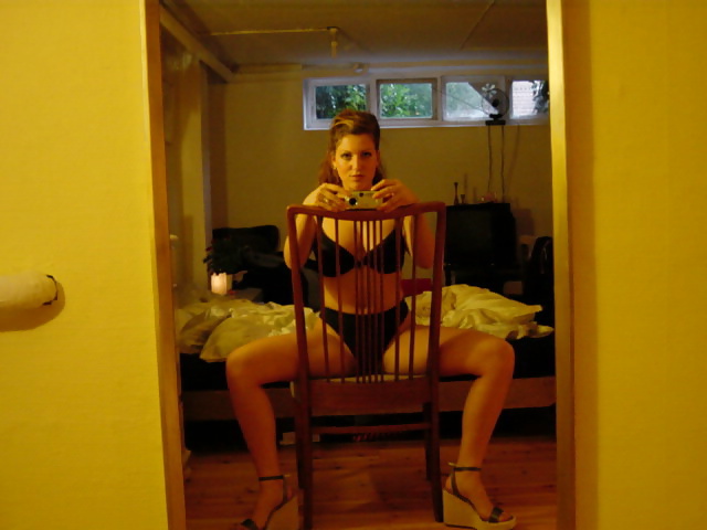 Dos amigos posando para el otro
 #30556201