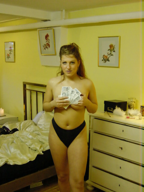 Dos amigos posando para el otro
 #30556259