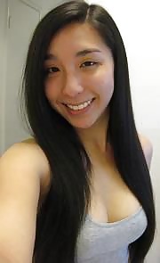 Linda chica asiática con línea de bronceado y coño afeitado rosa
 #41075997