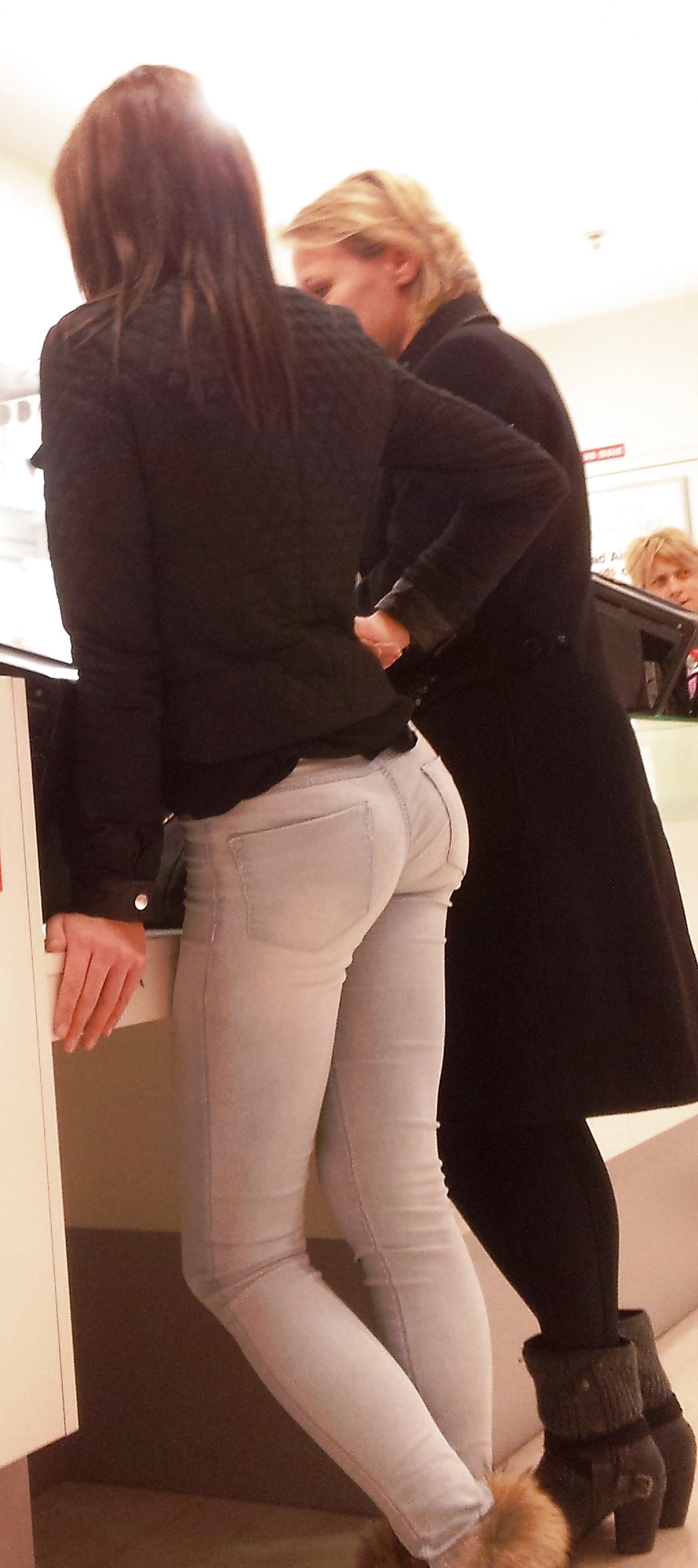 Hübsche Lil Ass In Den Läden - Engen Arsch In Jeans #34031223