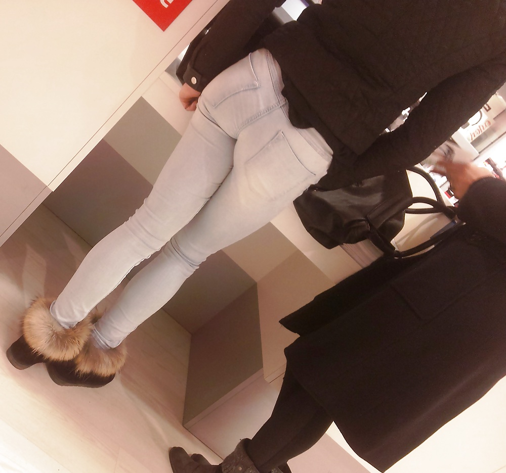 Joli ptit cul dans les magasins - tight ass in jeans
 #34031237