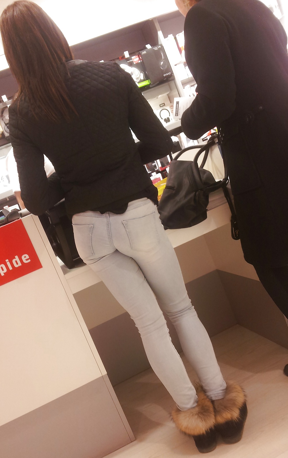 Joli ptit cul dans les magasins - Tight ass in jeans #34031246