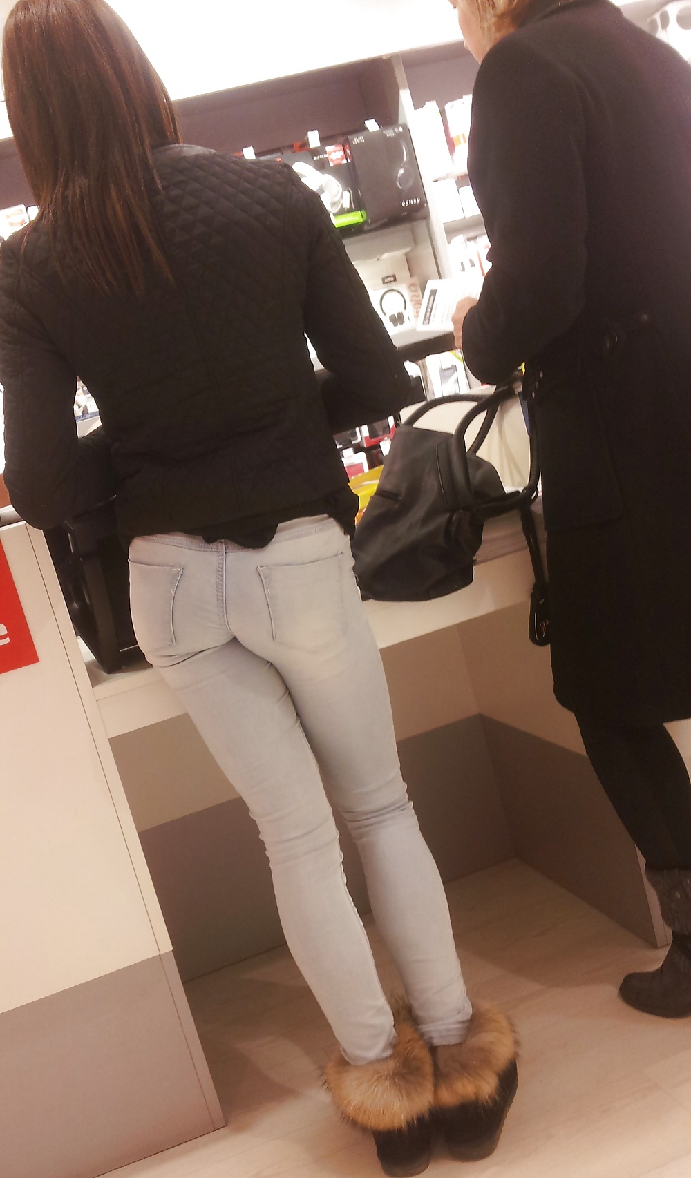 Joli ptit cul dans les magasins - Tight ass in jeans #34031252