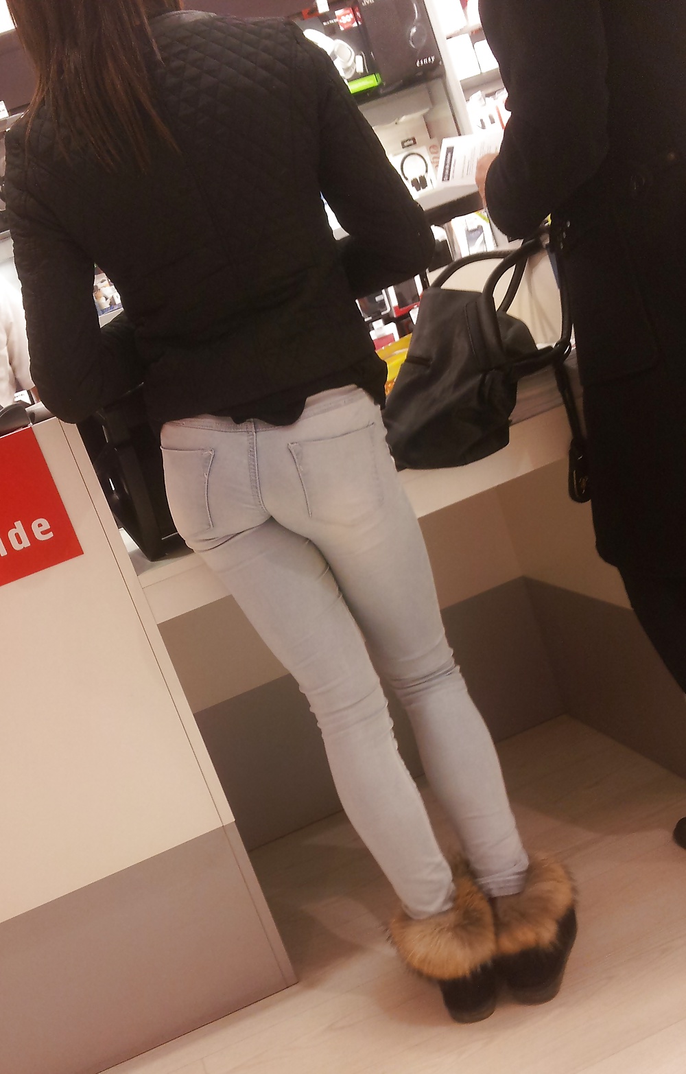 Joli ptit cul dans les magasins - Tight ass in jeans #34031256