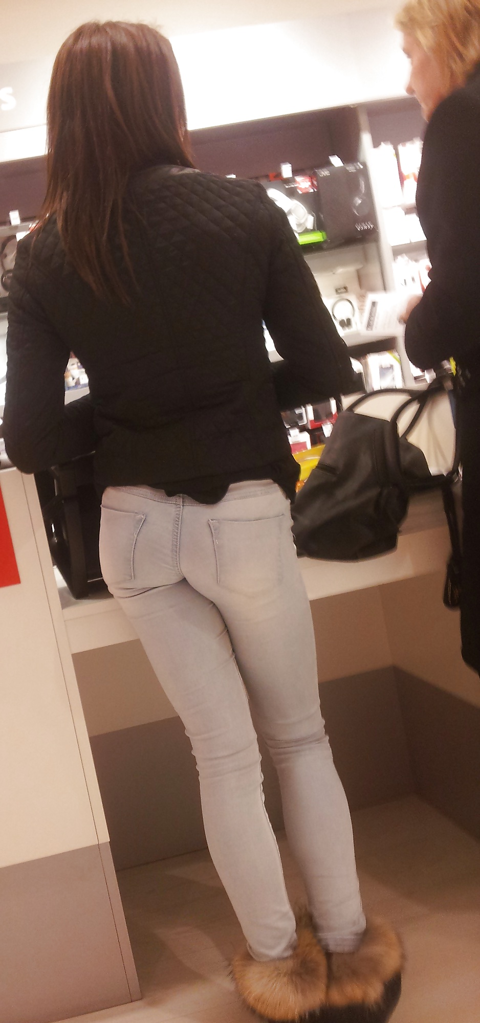 Joli ptit cul dans les magasins - Tight ass in jeans #34031262