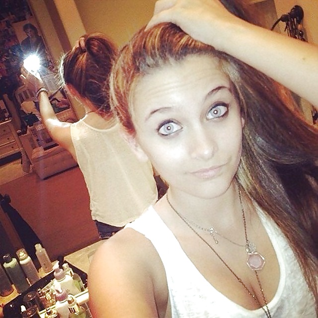 Paris Jackson e sua madre in topless
 #23892591