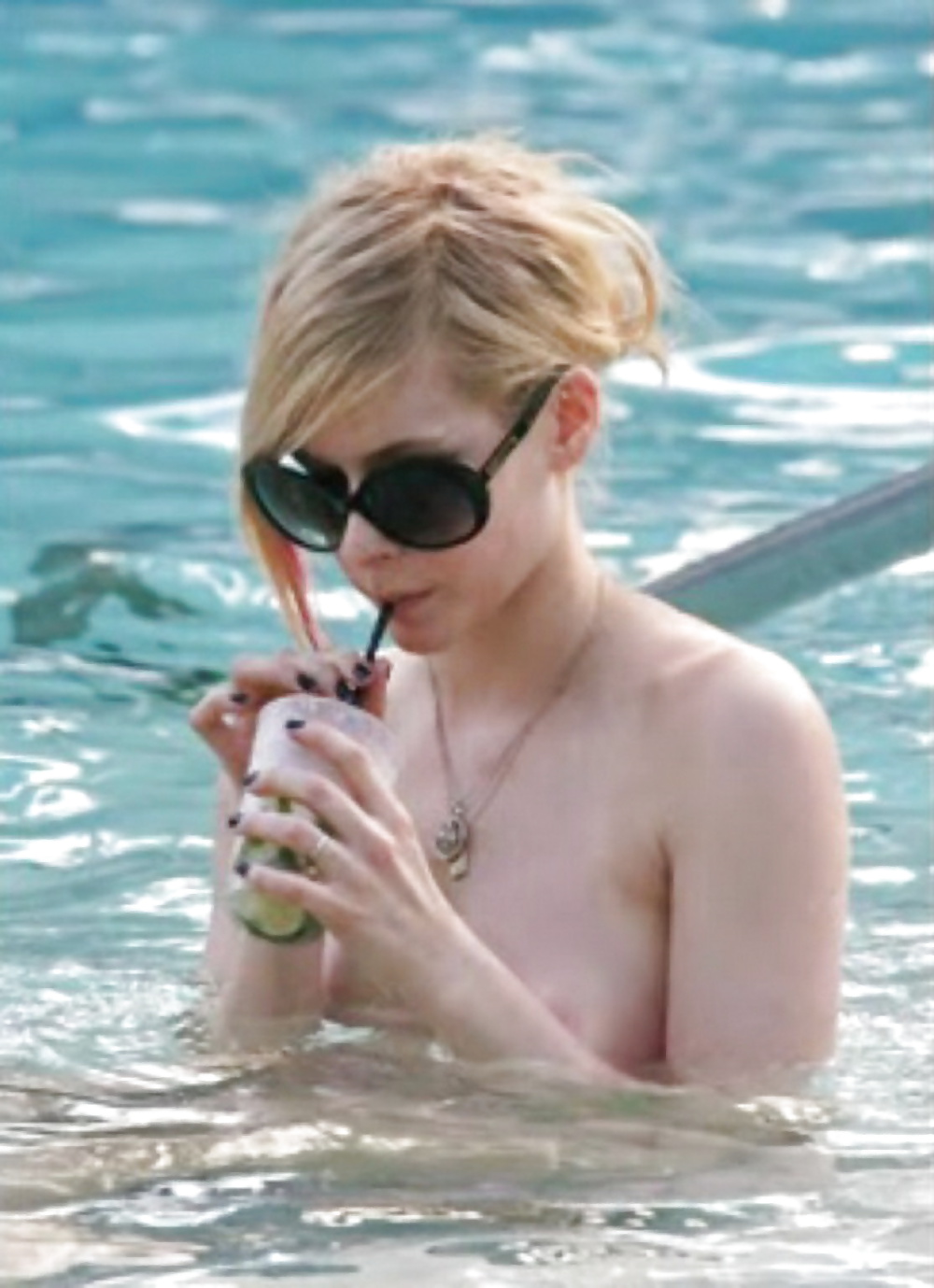 Avril Lavigne Nude in pool with her friend #27207712