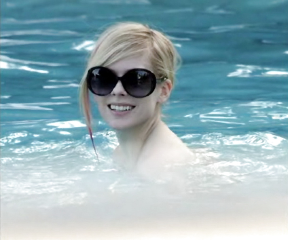 Avril Lavigne Nackt Im Pool Mit Ihrem Freund #27207716