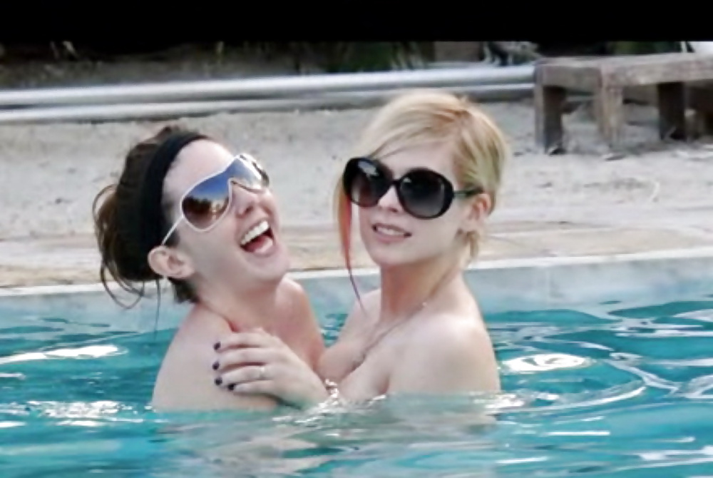 Avril lavigne desnuda en la piscina con su amiga
 #27207746