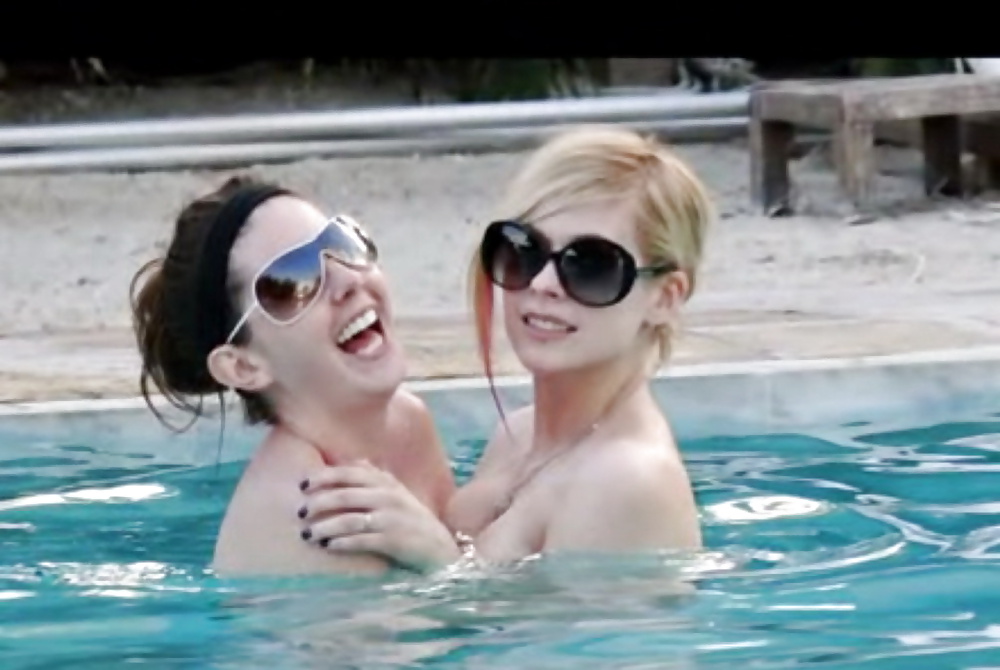 Avril Lavigne Nude in pool with her friend #27207746