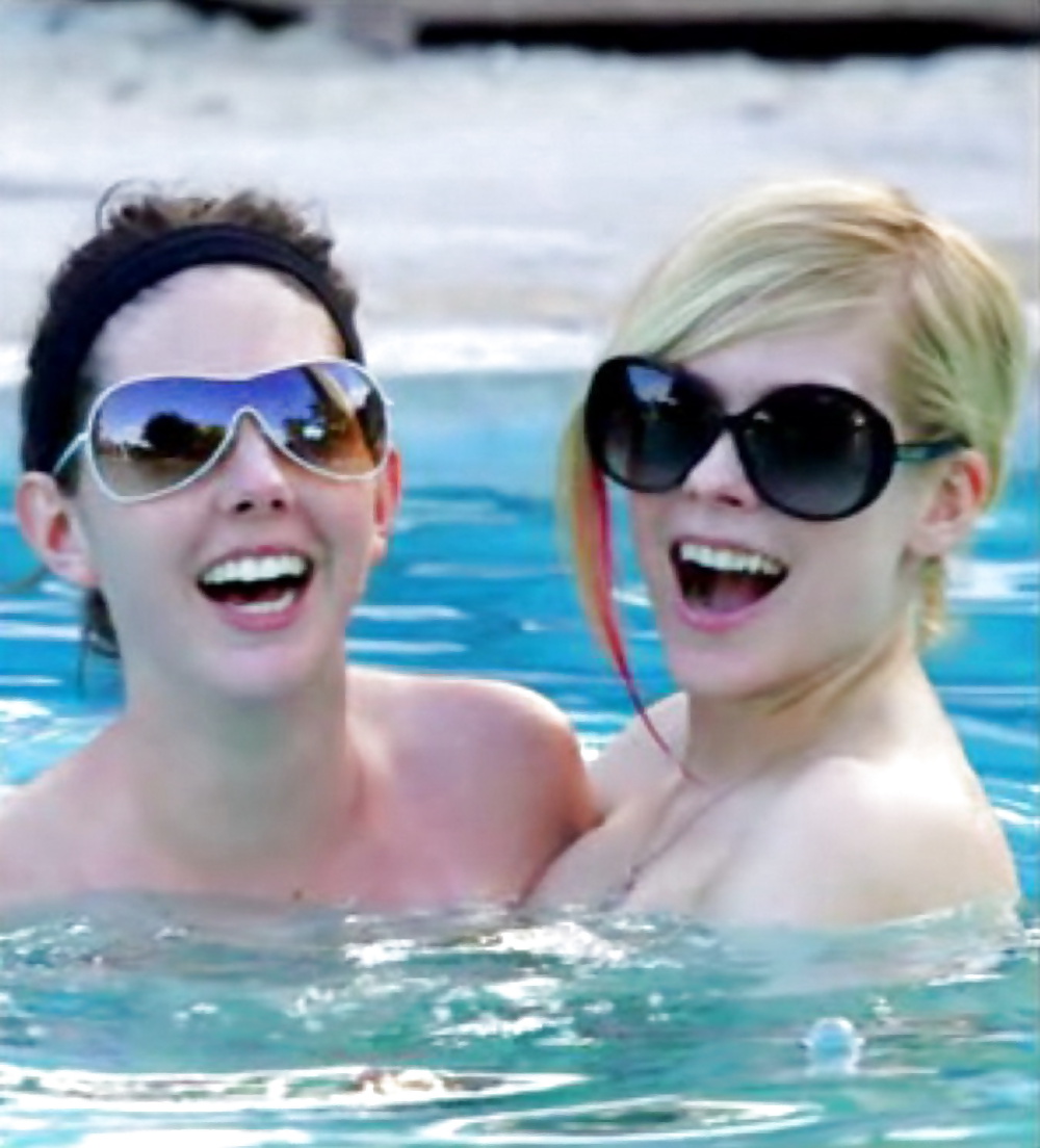 Avril lavigne nuda in piscina con il suo amico
 #27207764