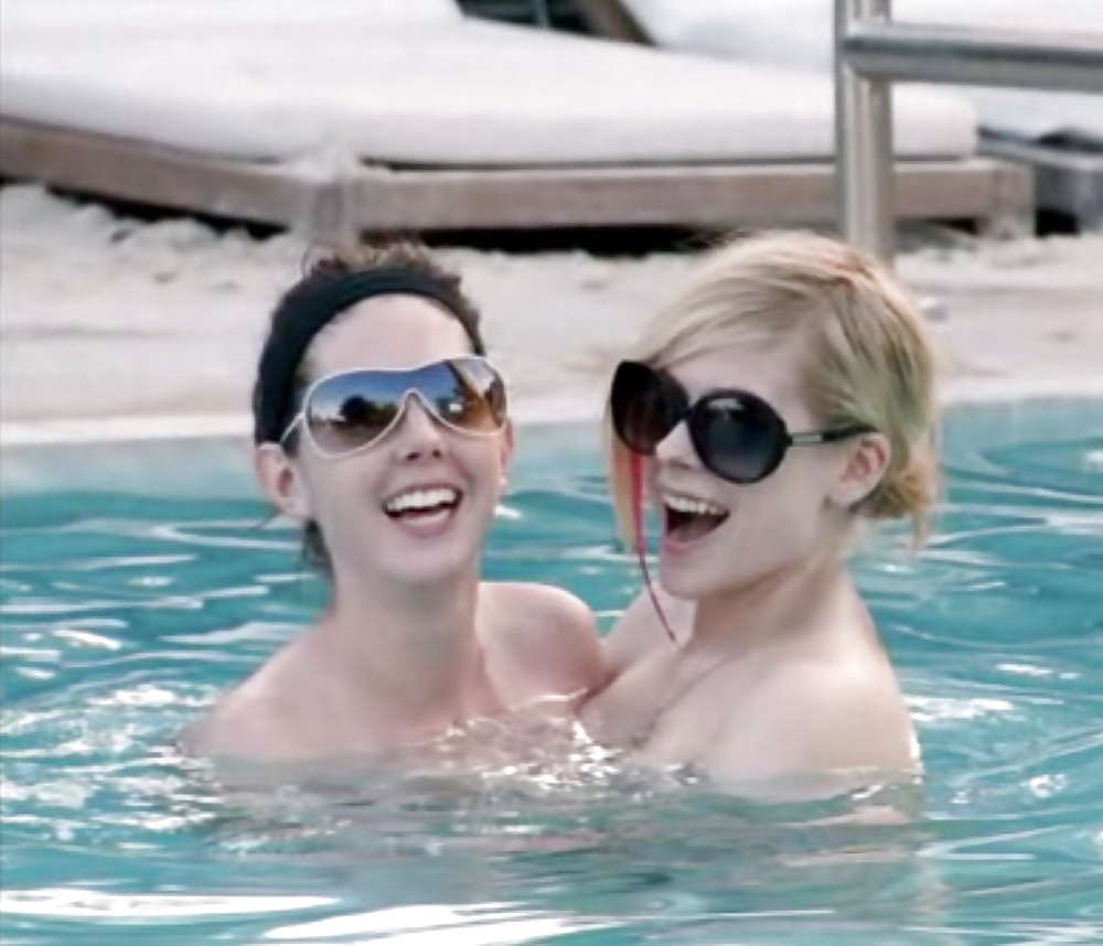 Avril lavigne desnuda en la piscina con su amiga
 #27207769