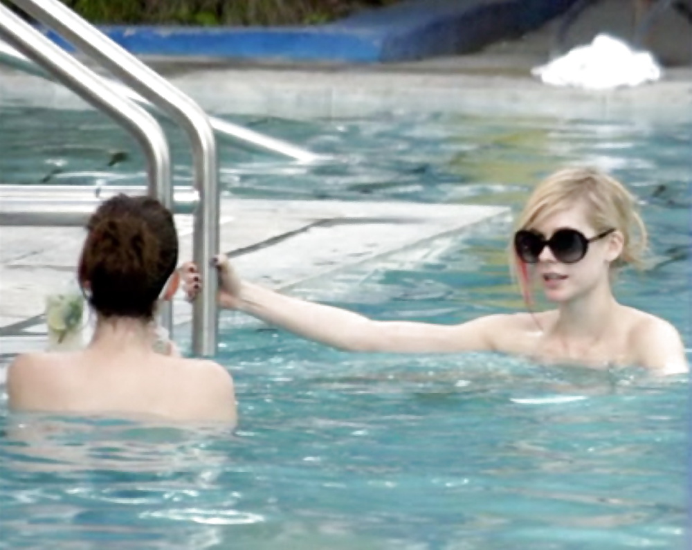 Avril Lavigne Nude in pool with her friend #27207781