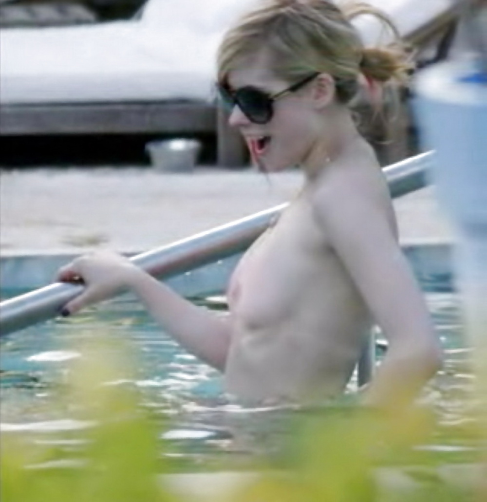 Avril Lavigne Nude in pool with her friend #27207787