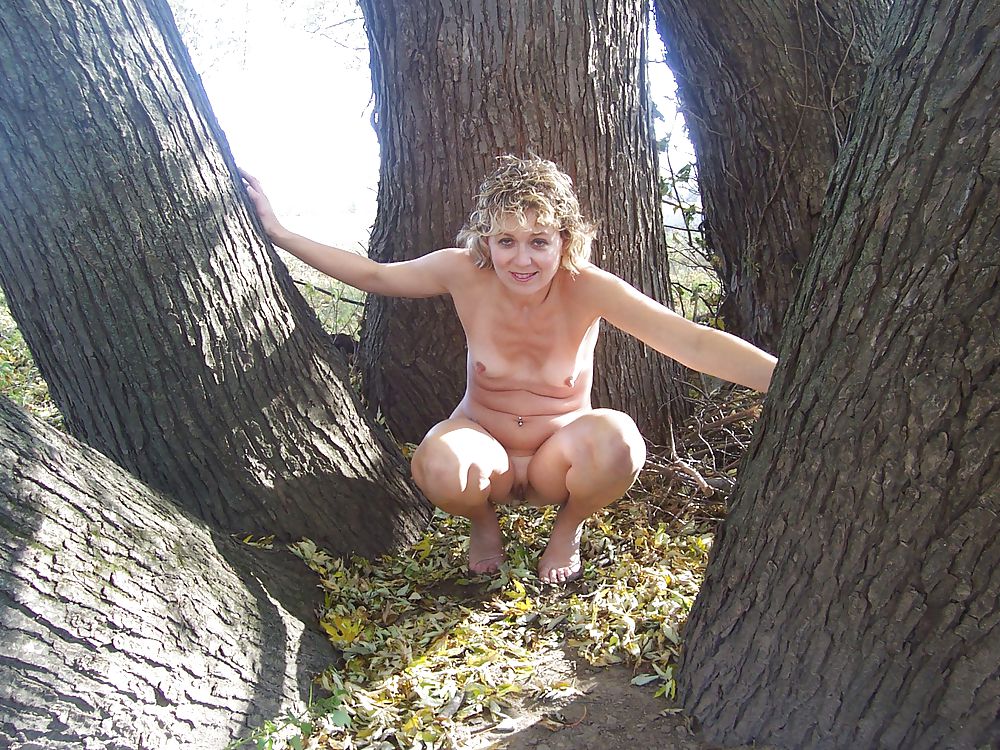 屋外で裸を見せる素人の熟女(2)
 #37162801