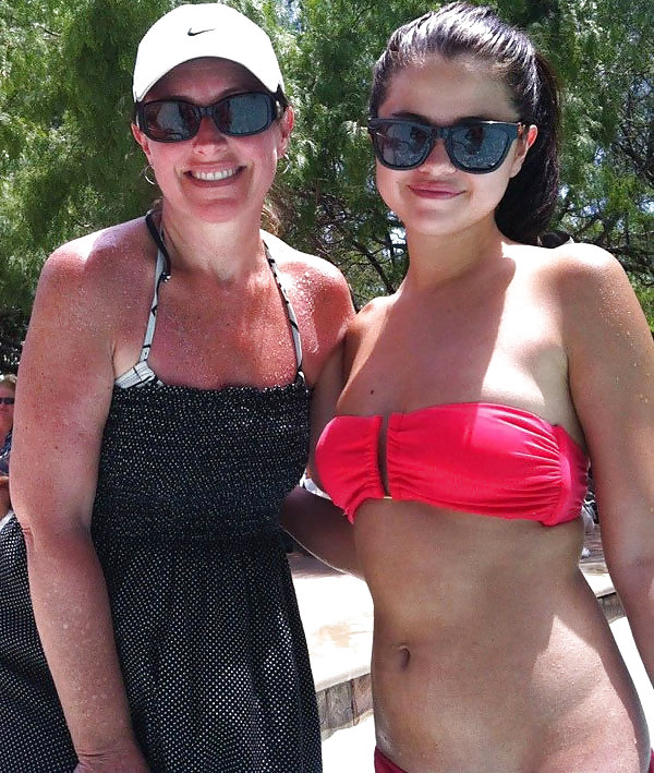 Selena Gomez Cameltoe Bikini Culotte Et Le Cul Sexy 2013 #36694456