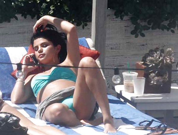 Selena gomez cameltoe bikini panty e culo sexy 2013
 #36694464
