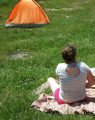 Picnic espía y bosque viejo + joven rumano
 #25772989