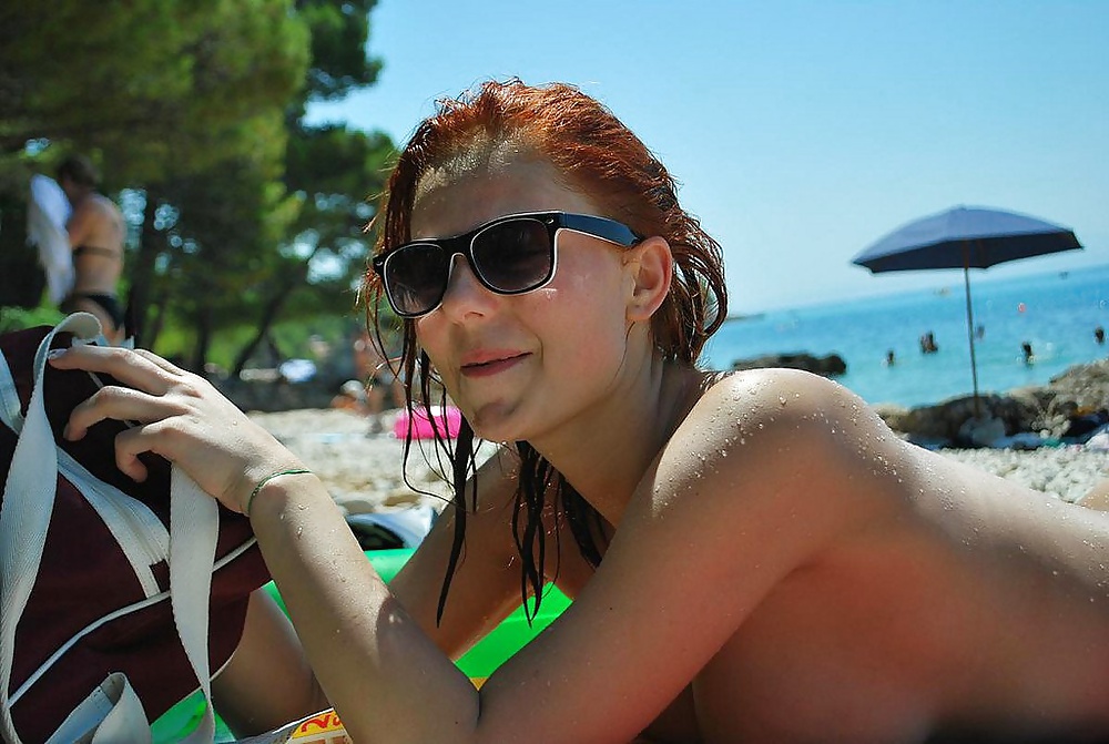 Busty rossa in spiaggia
 #33375002