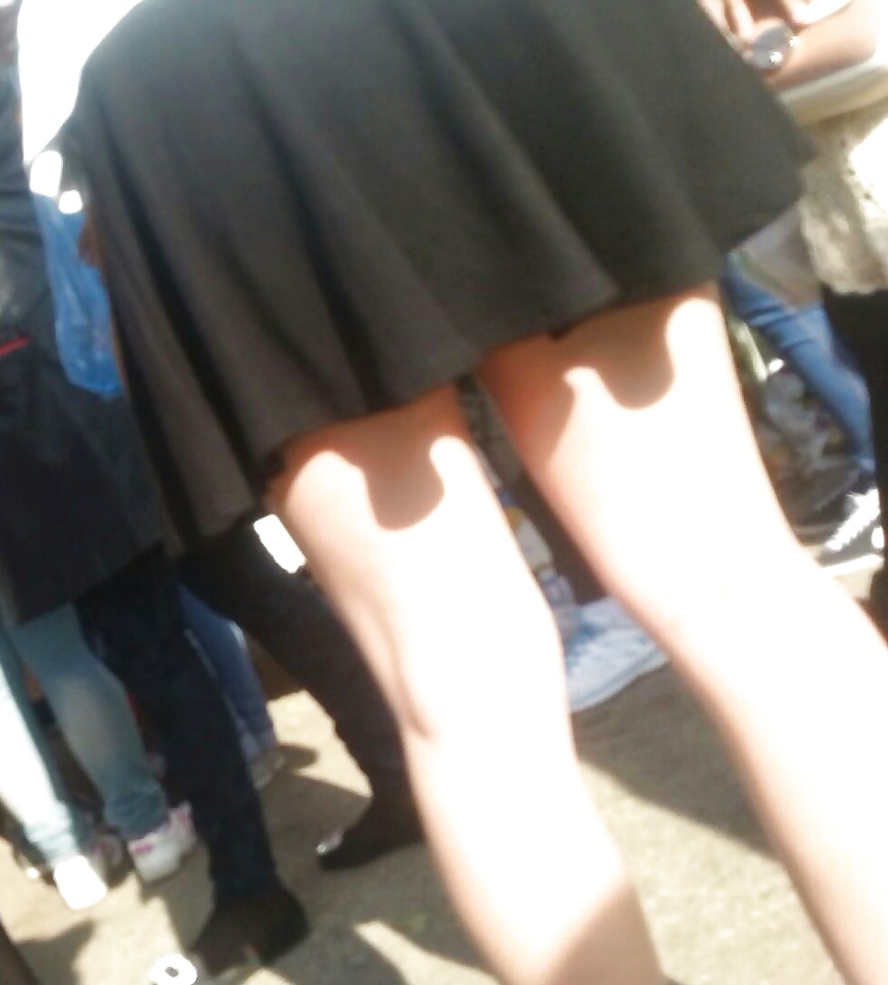 スパイのセクシーな女性のスカートと足のローマ人
 #40863028