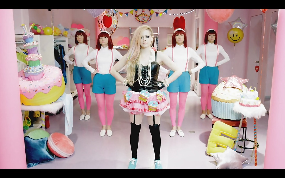 Avril lavigne - hello kitty
 #26367775