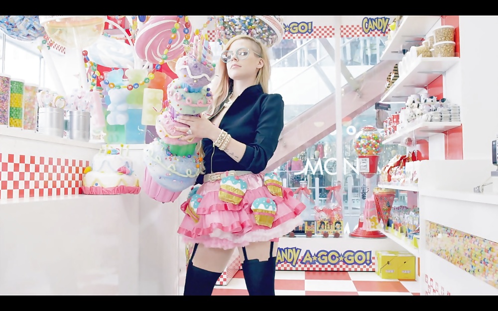 Avril Lavigne - Hello Kitty #26367780