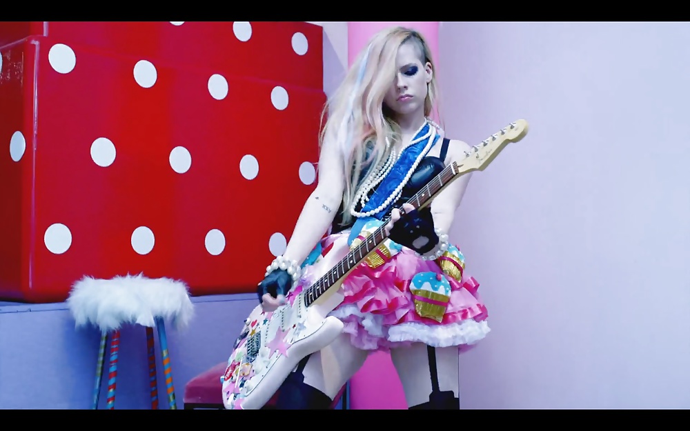 Avril Lavigne - Hello Kitty #26367792