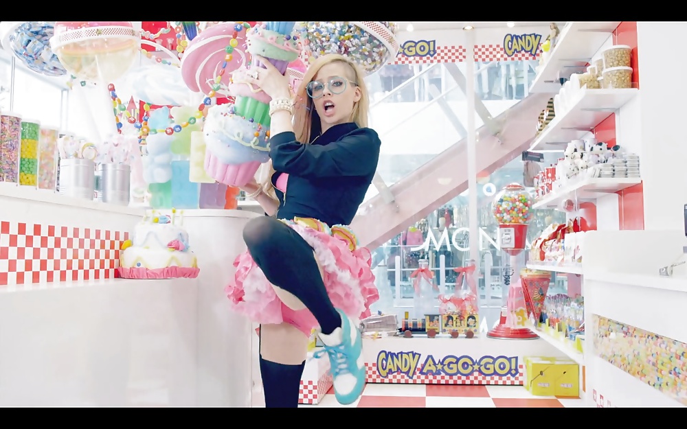 Avril Lavigne - Hello Kitty #26367820