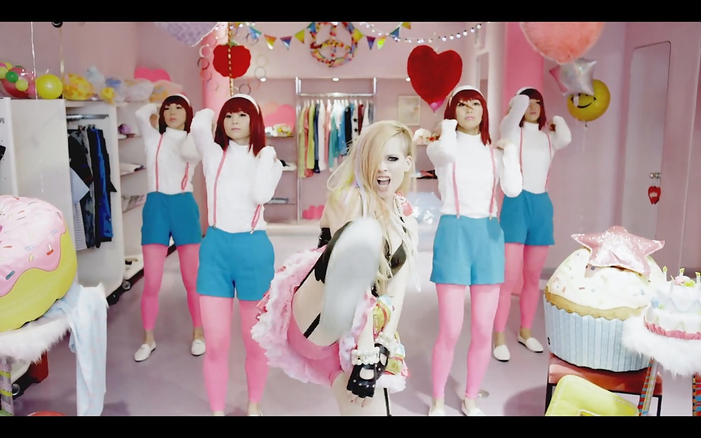 Avril Lavigne - Hello Kitty #26367832
