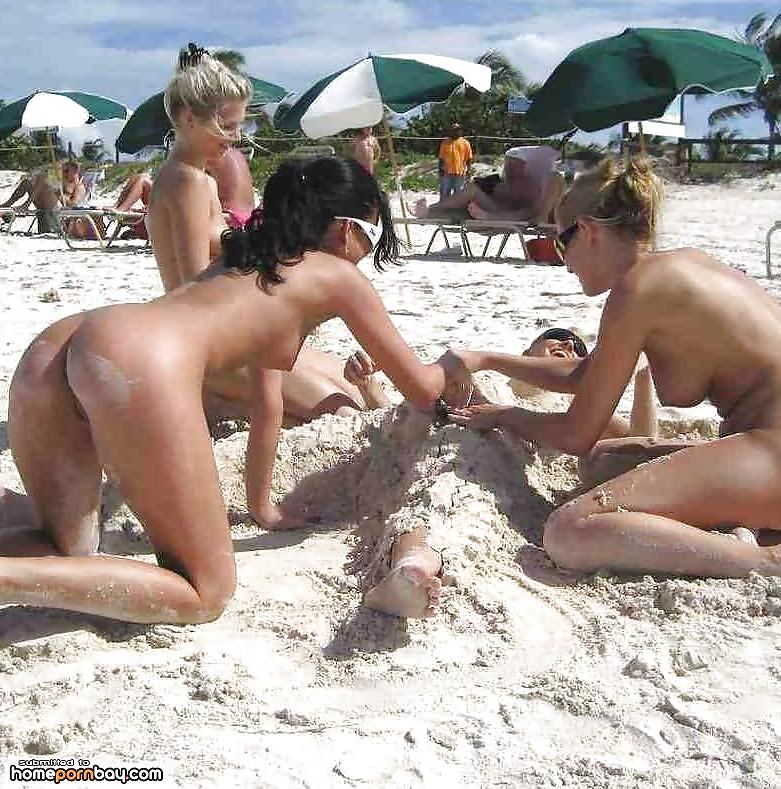 Ragazze nude sulla spiaggia
 #33997666