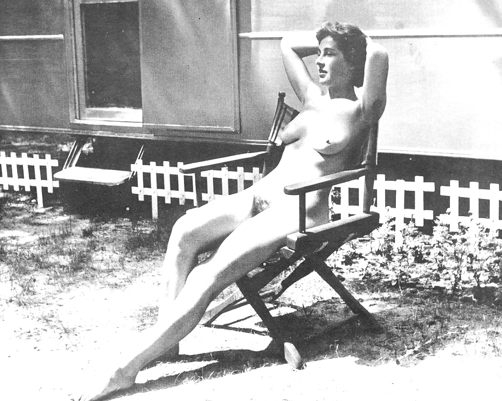 ヴィンテージ モノクロ写真 裸の女性
 #30610365