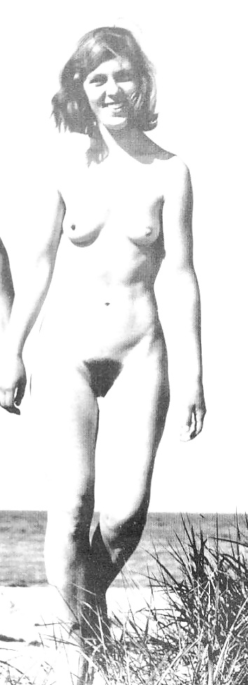 ヴィンテージ モノクロ写真 裸の女性
 #30610387