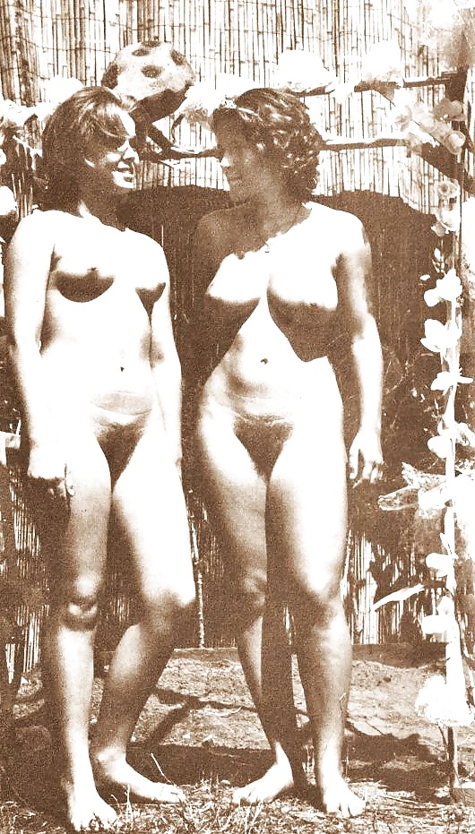 ヴィンテージ モノクロ写真 裸の女性
 #30610642