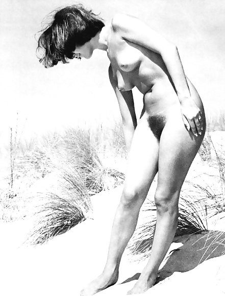 ヴィンテージ モノクロ写真 裸の女性
 #30610650
