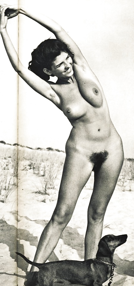 ヴィンテージ モノクロ写真 裸の女性
 #30610785