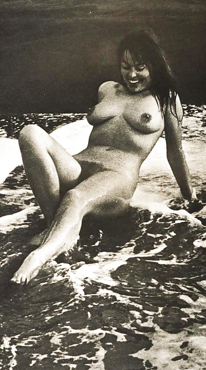 ヴィンテージ モノクロ写真 裸の女性
 #30610895