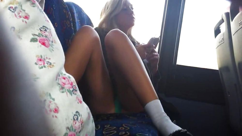 Mädchen Auf Dem Bus #24747286