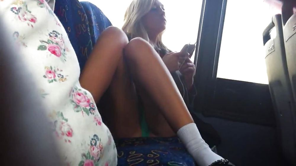 Mädchen Auf Dem Bus #24747292