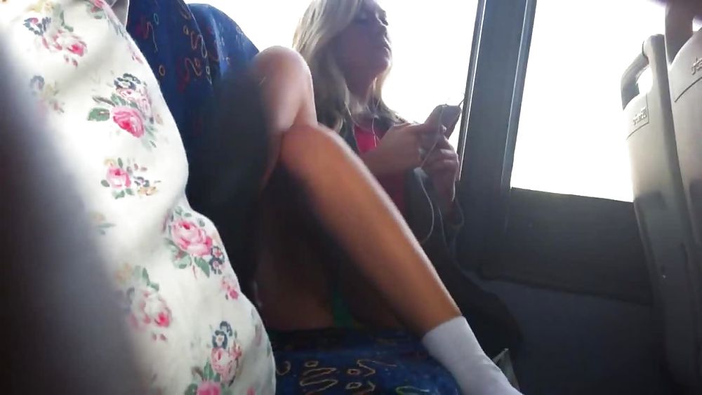 Mädchen Auf Dem Bus #24747297
