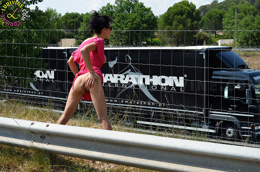 Je m exhibe en public devant l autoroute du soleil
 #26907981