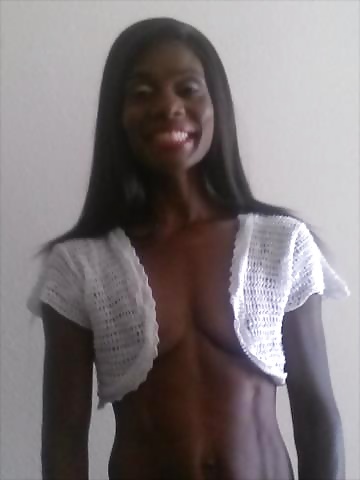 Negra sexy fit expuesta a la luz en público
 #39213511